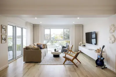 Image de Luxurious Waterfront Retreat with Tennis Court