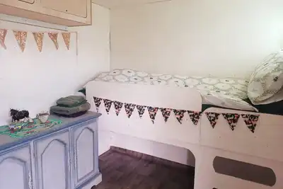 Secluded converted horsebox Retreat in Welcombe