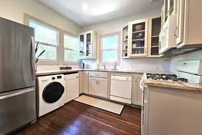 Image de Spacious 2-Br 2nd floor home in marvelous Dallas with Ac, WiFi, and in-unit W/D