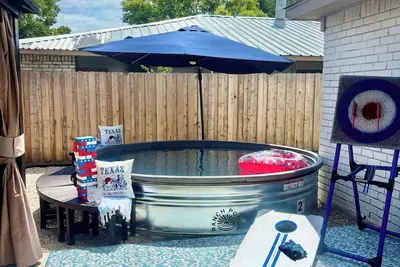 Image de Speakeasy-game room, Gatsby-themed, heated stock tank pool