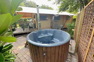 Image de Tente safari de luxe avec bain à remous à Veluwe
