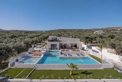 Image de Dive into Bliss: Summer Oasis of Elegance & Joy