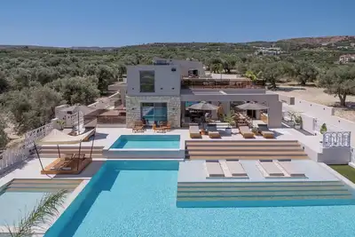 Image de Dive into Bliss: Summer Oasis of Elegance & Joy