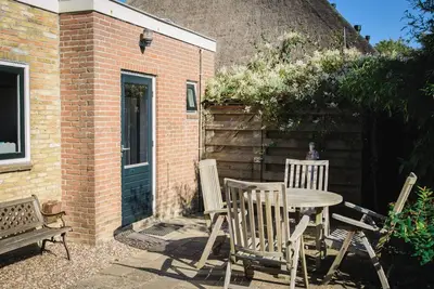 Image de Nostalgisch Vakantiehuis met Afsluitbare Tuin op het Zuiden