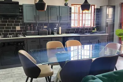 Image de Cozy 2-bedroom cottage, close to the airport- Edenvale with modern facilities