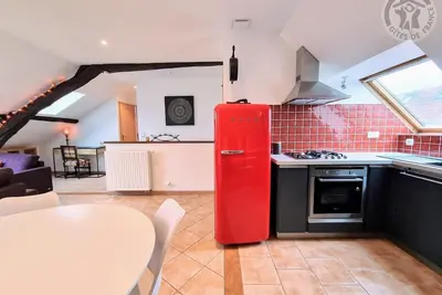 Image de Appartement mansardé rénové à Rambouillet, 2 chambres, tout inclus, proche château et gare.