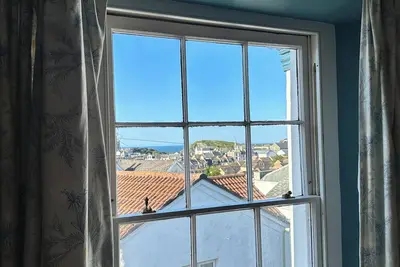 Image de 3 minutes to The Tunnel Beaches. 3 bed Georgian Townhouse. Pet friendly!
