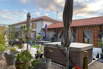 Image de Cozy barn conversion courtyard, Hot Tub, Air Con, Fast Wifi, Home Office Area