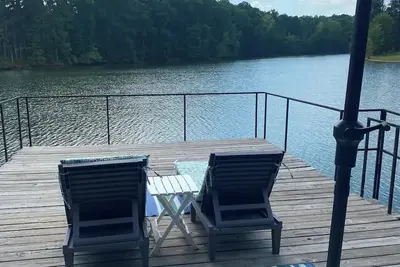 Image de Charming 3-bedroom Lake Cottage with Private Dock & Pet Friendly.