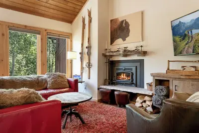 Image de Charming and Upgraded 3 Bedroom Mountain Townhome by Gorecreek Rentals