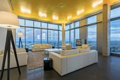 Image de Sunny, Luxurious condo with a walk-in closet & a breath-taking view.