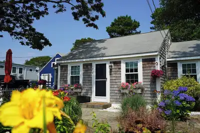 Image de Tucked Inn: Your Cape Cod Escape - 2 min Walk to the beach