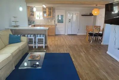 Image de Enjoy views of beautiful Houghton Lake in charming Large home that sleeps 10.