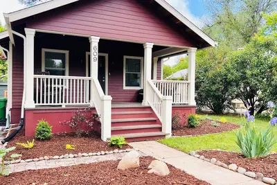 Image de Old Town, Safe, Walkable, Furnished, Updated, Ac, workspace. This is Home!