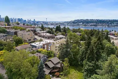 Image de CapHill Charm 3-bedroom house with WiFi, central Ac and near everything.