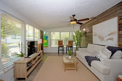 Image de Spacious home near beaches & Azalea Park