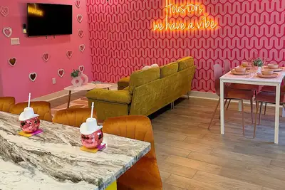 Image de Girly 3-bedroom turned 1r into selfie room, 10 min from Dtwn, no cleaning fee