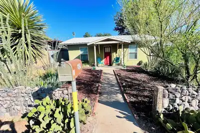 Image de Experience a West Texas getaway in our cozy home in heart of downtown Alpine.