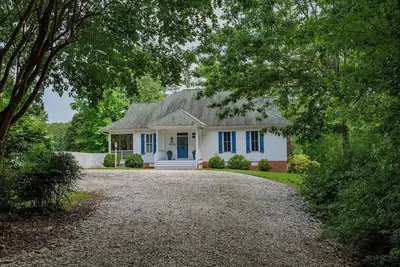 Image de Waterfront 4 Br, Pool, Screened Porch, Fire Pit, Fenced Yard