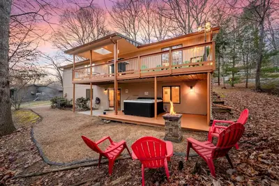 Image de 20 min. to Asheville | Hot Tub and Family Friendly