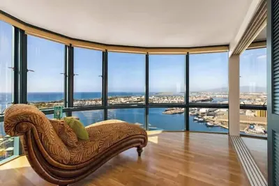 Image de SkyNest : Queen's Gambit Penthouse at 66 Queen St