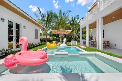 Image de 5br/7ba Lux Pool with Guest House-5 min from Beach