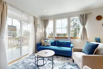 Image de Quaint second floor home one mile from the ocean; with full kitchen & W/D