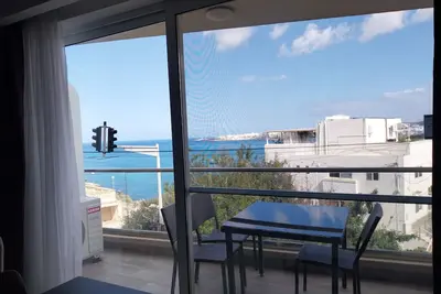 Stylish Getaway Holiday Apartment with sea view