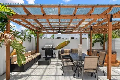 Image de Modern 2br/Hot Tub/Pergola Games