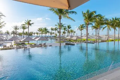 Image de Oceanfront Paradise: Stunning 2-Bedroom Suite in Luxurious 5 Star Resort
