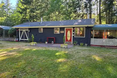 Image de Fish, kayak or relax at a riverfront cabin in the woods of Rainier, Washington!