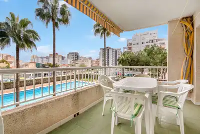 Image de Appartement 'Alquilar Mas Comprar - Parque 8' avec piscine partagée et jardin privé