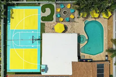 Image de Pickleball, Basketball, Heated Pool, Mini Golf!