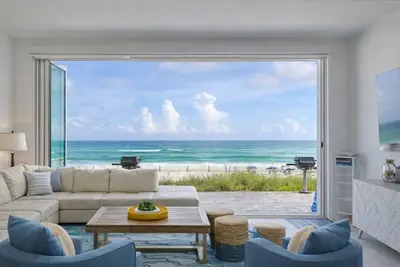 Image de Beachfront Destin Retreat at Henderson Villas | Sleeps 16, Beachfront Destin Retreat | Rooftop Pool. . .