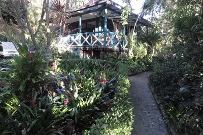 Image de Seaside Tropical Sanctuary\nLovely coastal home with glorious, tropical garden. \n