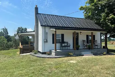 Image de Cozy 2 bedroom/2 bath house located near lake with lots of privacy and parking!