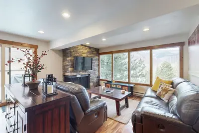 Image de Luxe condo with amazing mountain view, pool & hot tub - next to golf/Nordic ski
