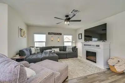 Image de 1 Mi to Golf Course: Bright Mohave Valley Home