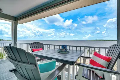 Image de Steps to Beach: Waterfront Cedar Key Home!