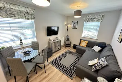 Image de Stunning First Floor Coastal Apartment - Sleeping 4 in 1 Bedroom - Pool and Beach Access Included.
