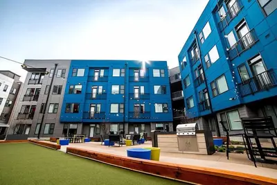 Image de Downtown corner unit with free parking