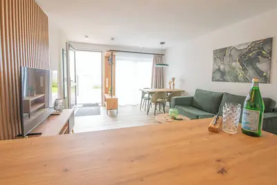 Image de Moderne Ferienwohnung mit Stilvollem Ambiente und Meeresbrisen
