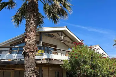 Image de Chalet Spacieux et Confortable à 250m de la Plage avec Wifi et Terrasse à Gruissan