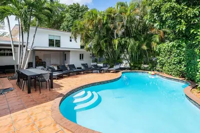 Image de New 6br Tropic Lux Casa with Private Pool, Billiards, Sand Volleyball & More!