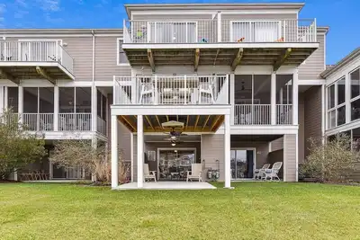 Image de Activities included up to $300 Free Per Week! ! New Listing 2024! Welcome to your next vacation paradise! This charming and well-appointed 3 bedroom, 3. 5 bath multi-level townhome has it all