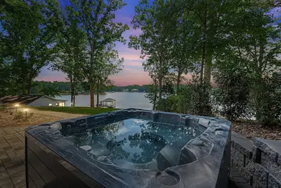 Image de Kempton Cove by SoCharm | Beautiful Lake Home w/Hot Tub