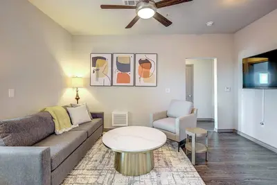 Image de Landing at Bottle House on Main - 2 Bedrooms in. . .