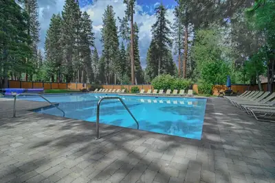 Image de Revived Townhome, Pool, Kitchen, Walk to Lake!