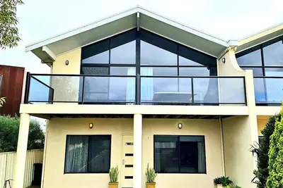Image de Sunrise - A serene retreat by the beautiful Lake Fellmongery