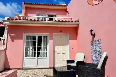 Image de Stunning holiday home, set in lush gardens with a pool in Canico De Baixo